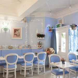 Sedia 400 - Casa di Fiori UK - laccate bianche, imbottite e rivestite in ecopelle bianca o azzurra1