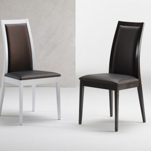 Sedia 912 - ambiente - sedia legno chiaro e legno scuro con imbottitura in ecopelle testa di moro - schienale alto