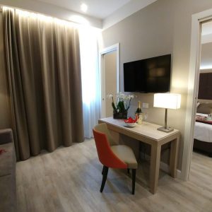 Sedia 837 - Hotel Villa Maria Regina (RM) - rivestita ecopelle bicolore beige e arancione