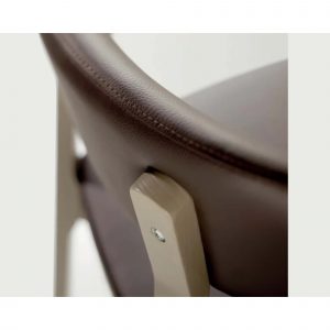 Sedia 852 tinta legno sbiancato, rivestita in ecopelle nera